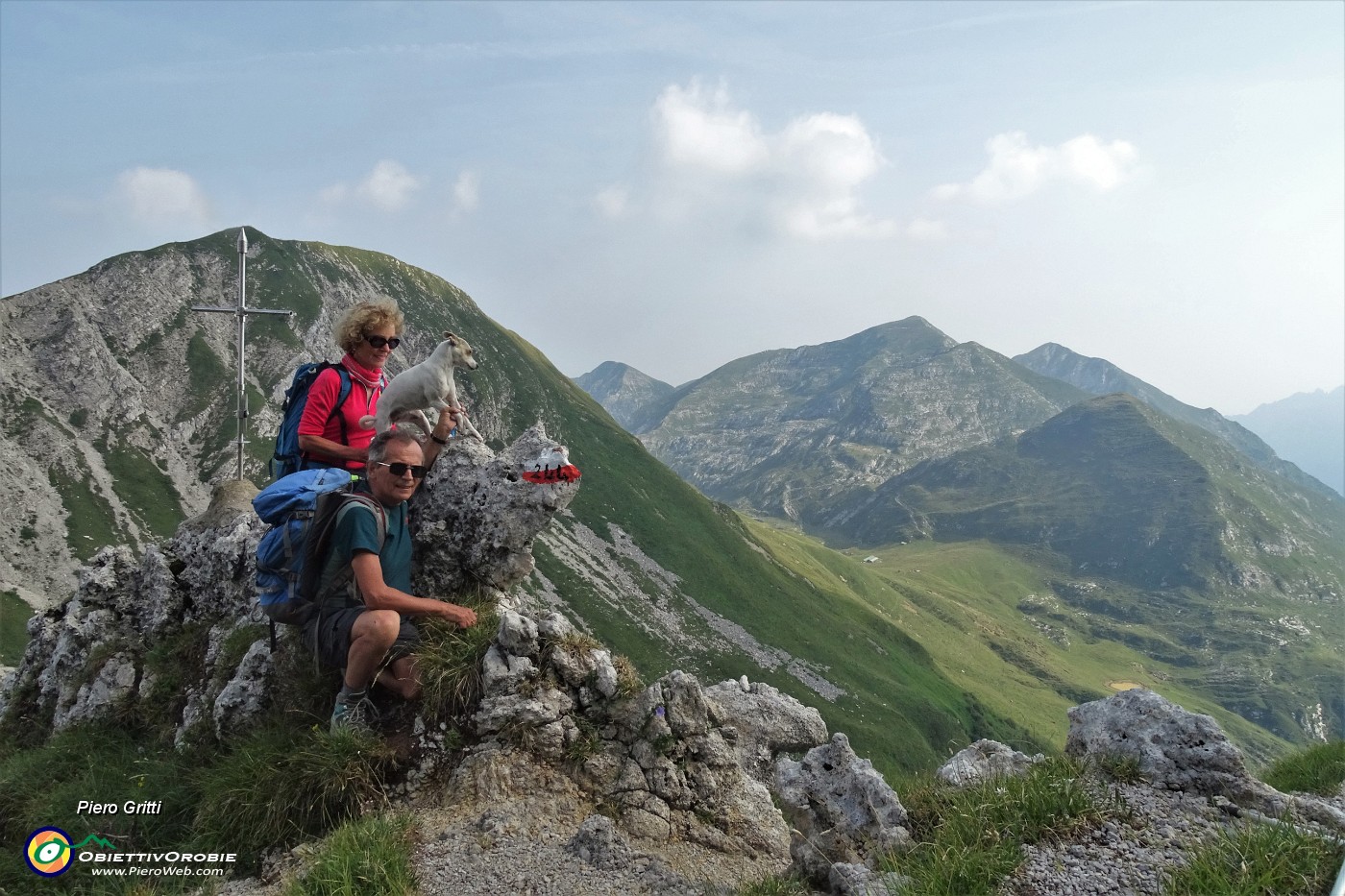 85 Bella crocetta su roccia con vista in Cima degli Agnelli e verso Cima Foppazzi e Grem.JPG -                                